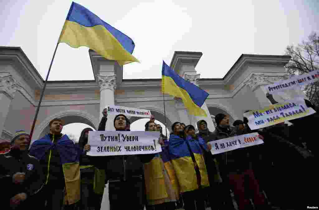 Проукраїнські демонстранти на акції протесту проти російської агресії біля пам&#39;ятника Шевченку в Сімферополі, 10 березня 2014 року