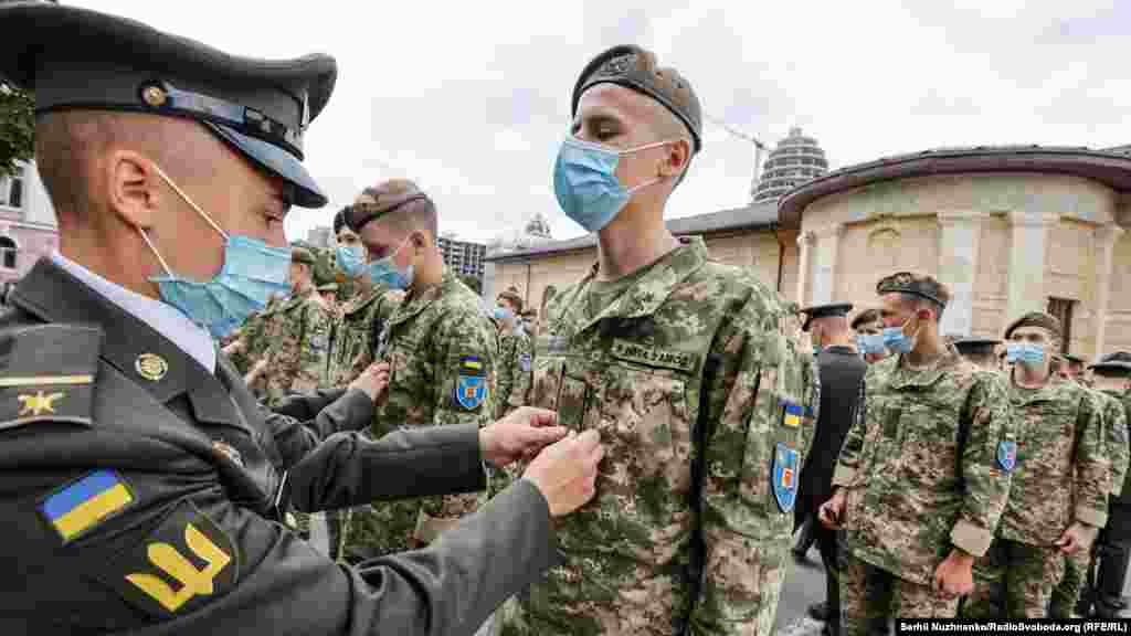 Вручення погонів ліцеїстам під час урочистих заходів, присвячених новому навчальному року та святу &laquo;Першого дзвоника&raquo;, на території військового ліцею імені Івана Богуна