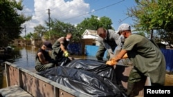 Коли вода почала спадати, комунальники й волонтери вирушили забирати тіла – Reuters 