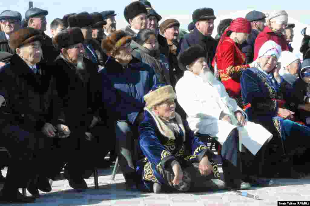 Күресті тамашалап отырған жұрт.