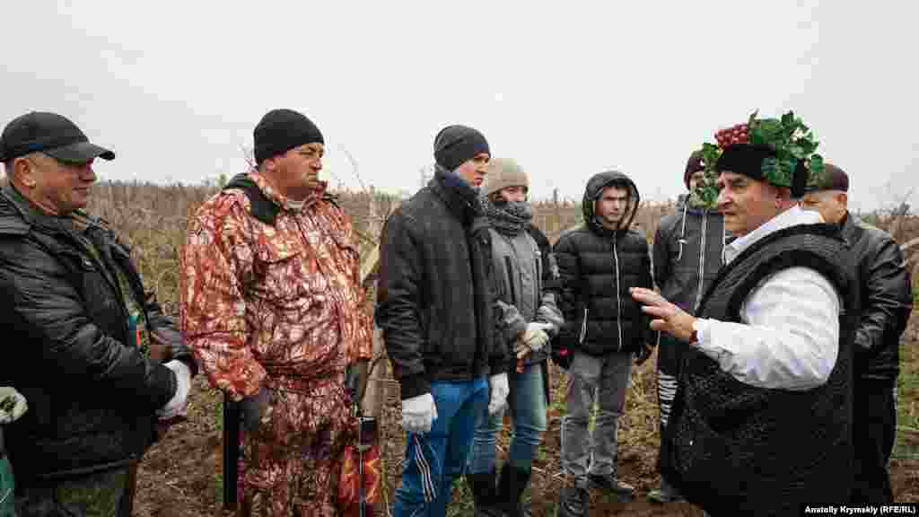 І наставляє обрізувачів перед конкурсом