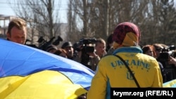 Фото з акції на честь річниці Дня народження Тараса Шевченка, Сімферополь, 9 березня 2015 року