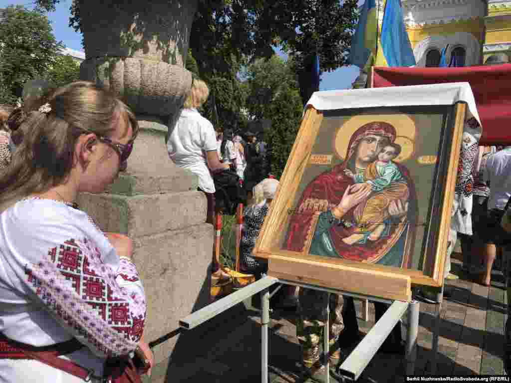 Вірянка молиться чудотворній&nbsp;Києво-Братській іконі&nbsp;Божої Матері.&nbsp;&laquo;Києво-Братська ікона Божої Матері перш була місцевою в Борисоглібській церкви в місті Вишгороді (Київському), де вона чудово з&rsquo;явилася в 1654 році&raquo;, &ndash; так починається розповідь про цю ікону в книжці &laquo;Благодіяння Богоматері роду християнському через її святі ікони