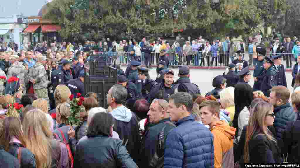 Територія площі була обгороджена по периметру металевим парканом. До місця прощання людей пропускали через рамки металошукачів. Правоохоронці ретельно оглядали кожного. Люди йшли з квітами