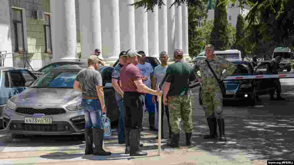 На одній з вулиць був помічений депутат російської Держдуми Михайло Шеремет (праворуч у формі &laquo;самооборони&raquo;)