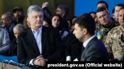 Кандидати на посаду президента України Петро Порошенко і Володимир Зеленський (праворуч) під час дебатів на стадіоні «Олімпійський». Київ, 19 квітня 2019 року