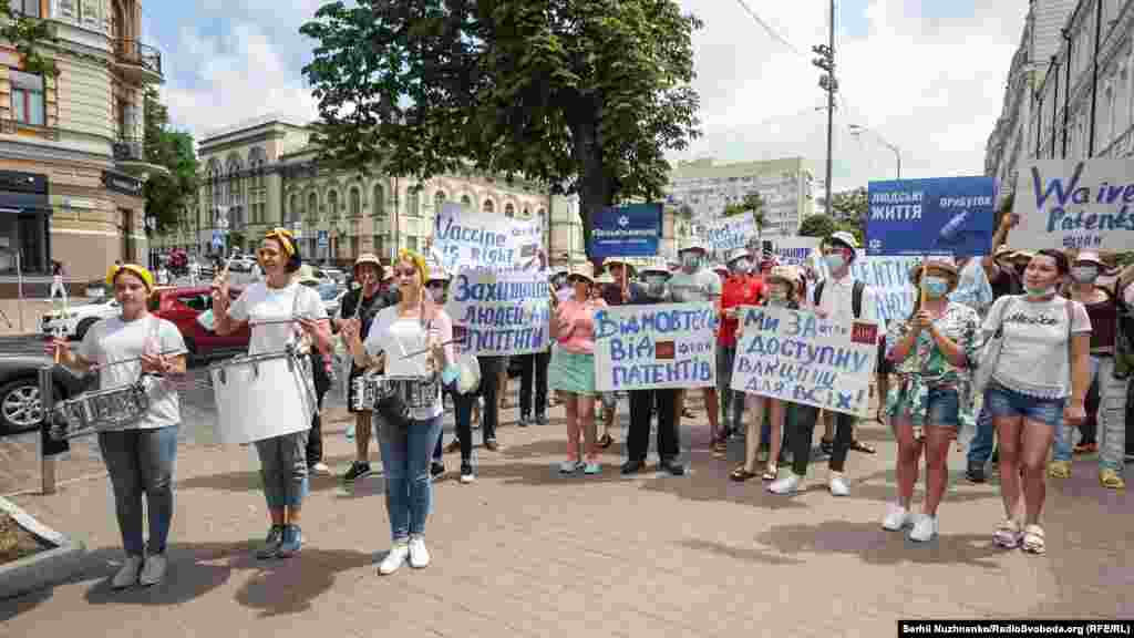 Організатори акції зазначають, що в багатьох країнах існує нерівномірний розподіл вакцин, це також стосується і України &nbsp; 