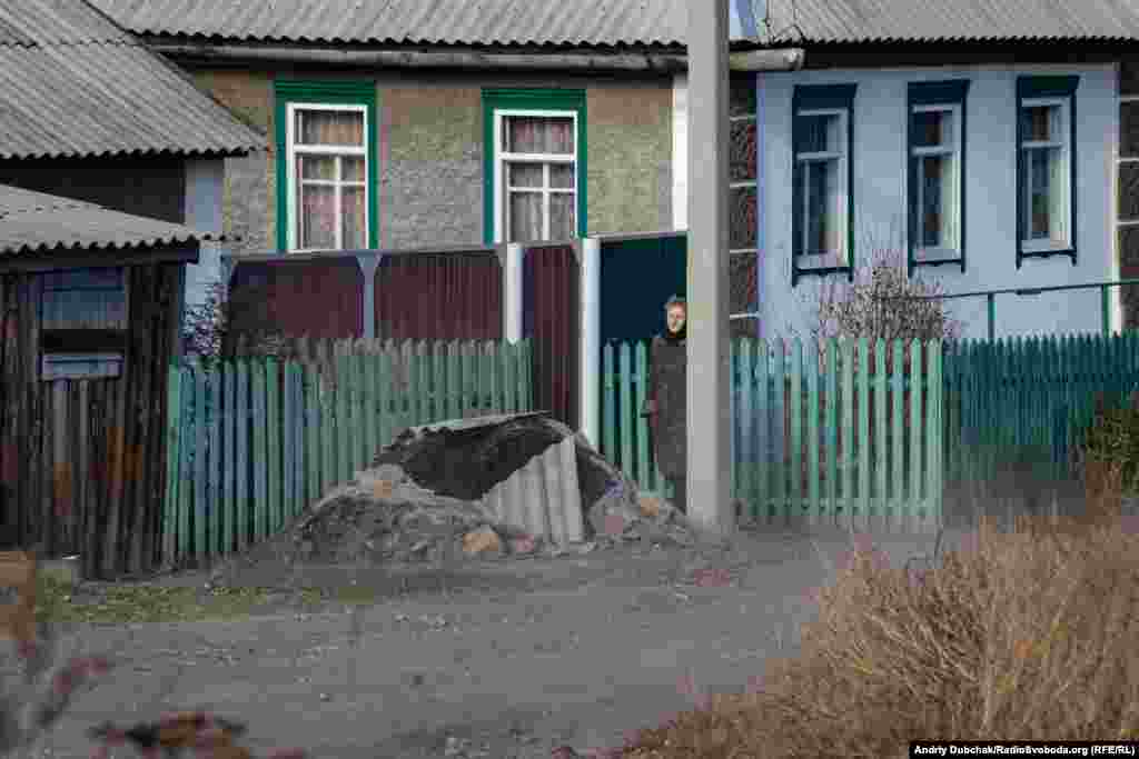 Місцеві з пресою не дуже хотіли розмовляти і намагалися триматися далі від камер. Хтось із них був за, хтось проти розведення, але ось воно відбулося, і тепер усі чекають, що ж воно буде далі і яким буде життя у знову &laquo;напівсірій зоні&raquo;. Село раніше вже було у &laquo;сірій зоні&raquo;. У січні 2018-го українська армія повернула його під свій контроль