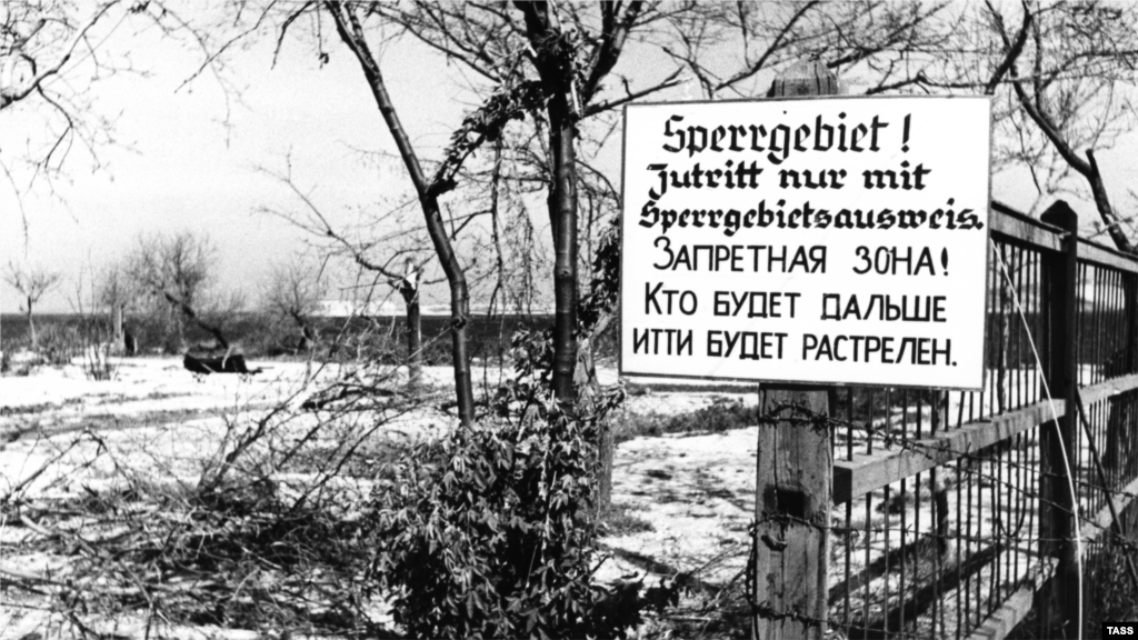 Але й про ідеалізацію окупації не йдеться. Зображене оголошення було сфотографоване в 1944 році, але з&#39;явилося, зрозуміло, набагато раніше. Поділ міст на зони для &laquo;істинних арійців&raquo; і для всіх інших &ndash; звична нацистська практика. &nbsp; На фото: оголошення про початок &laquo;забороненої зони&raquo; на Приморському бульварі Севастополя, травень 1944 року