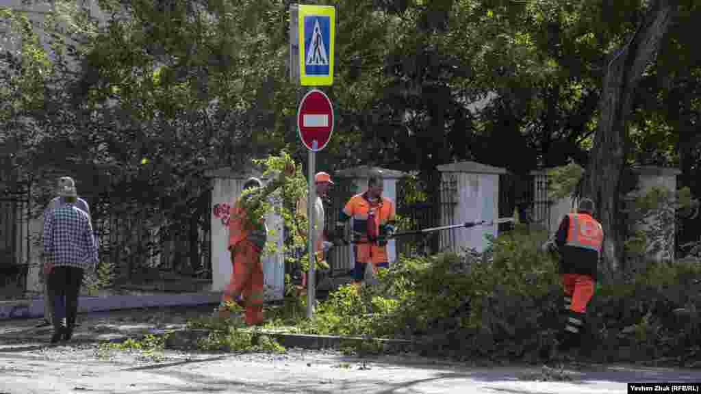 Коли дощ вщух і виглянуло сонце, працівники комунальних служб міста розпочали розчищення завалів