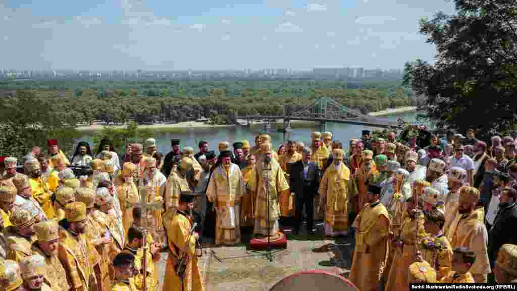 Представник Вселенського патріарха Варфоломія митрополит Гальський Еммануїл, голова Православної церкви України (ПЦУ), митрополит Київський і всієї України Епіфаній, п&rsquo;ятий президент України і очільник партії &laquo;Європейська солідарність&raquo; Петро Порошенко