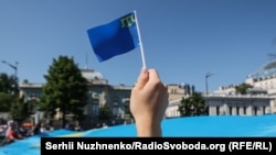 «До зустрічі вдома»: в Києві залишили побажання кримчанам на кримськотатарському прапорі (фотогалерея)