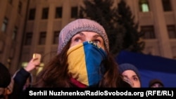 Активісти спостерігають за спільною пресконференцією після саміту в «нормандському форматі», Київ, 10 грудня 2019