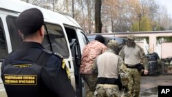 Один із затриманих українських моряків перед початком суду в Сімферополі, 27 листопада 2018 року