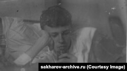 Бұл фото шамамен 1938-1940 жылдары, Андрей Сахаров университетке түсуге дайындалып жүрген кезде түсірілген. Білім алуды үйде бастаған оған "бейімделу өте қиынға соққанын" кейін өзі айтқан. "Бұл топтың арасынан Андрей ерекше көзге түсетін: сұңғақ бойлы, арық, үнемі қара түсті тар әрі балағы қысқа шалбар мен жеңі шолтырайған пиджак киіп жүретін. Жұрттың бәрі қызбаланып, даурығып жатқанда кітап-дәптерін қолтығына қыс тырып алып, үндемей, өз пікірін білдіруге қымсынғандай кейіпте болатын. Өзі бір ұялшақ, ебедейсіз жігіт екен деп оны аяйтынмын. Қалай болар екенсің байғұс бала?" деп жазды бірге оқыған замандасы.