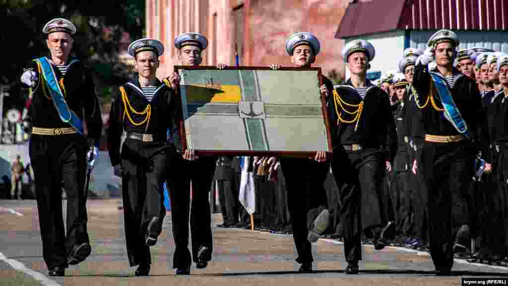 У 1918 році цей Військово-морський прапор створив, зберіг, а після передав в чиказький музей старший лейтенант Військово-морського флоту Української Народної Республіки Святослав Шрамченко