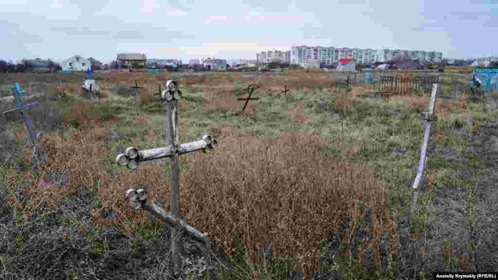 Закинутий старий цвинтар біля храму. Деякі могили на ньому датовані серединою XIX століття