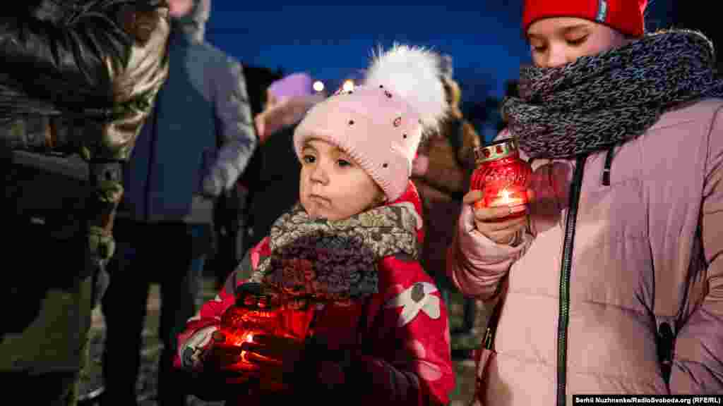 Люди різного віку, молодь та діти вшановують пам&#39;ять жертв штучного голоду, влаштованого більшовиками в Україні 