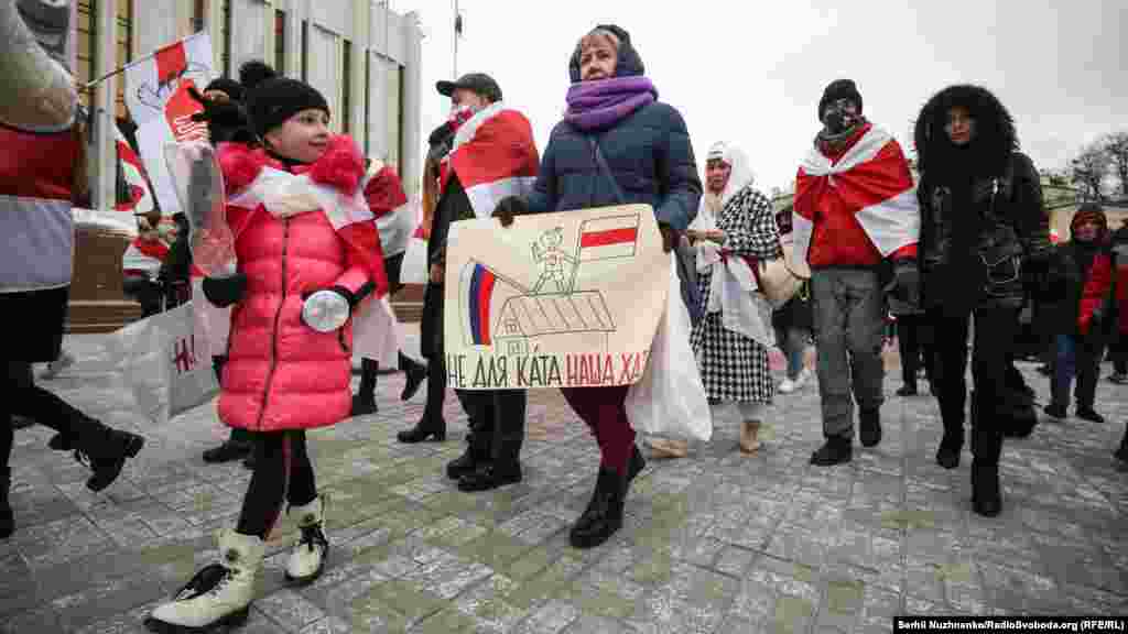 Люди тримали в&nbsp;руках біло-червоно-білі прапори, плакати з&nbsp;написами &laquo;Ми&nbsp;разом і ми&nbsp;переможемо&raquo;, &laquo;Свободу політв&#39;язням&raquo; тощо та&nbsp;скандували &laquo;Живе Білорусь&raquo;