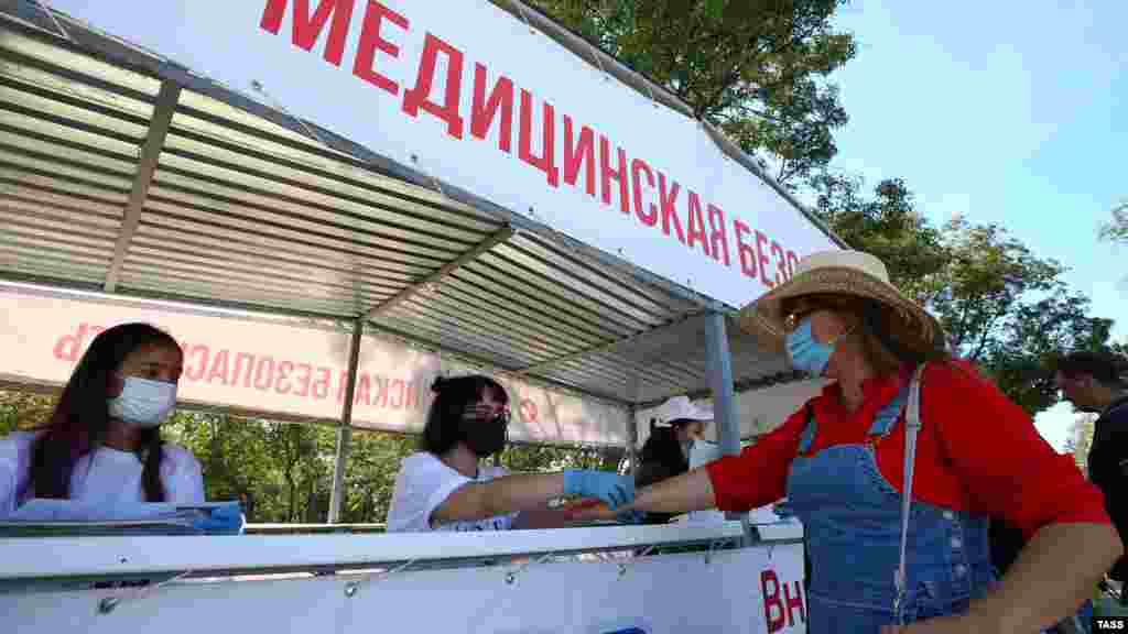 Біля входу на фестиваль відвідувачам вимірювали температуру і перевіряли наявність маски