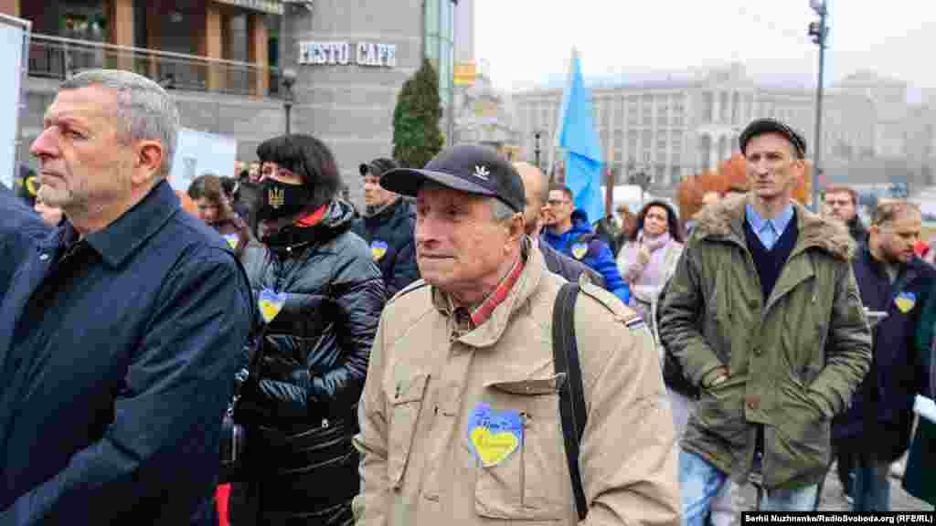 Кримський журналіст, оглядач Крим.Реалії Микола Семена (у центрі), колишній політв&#39;язень Кремля, народний депутат України Ахтем Чийгоз (ліворуч) на акції