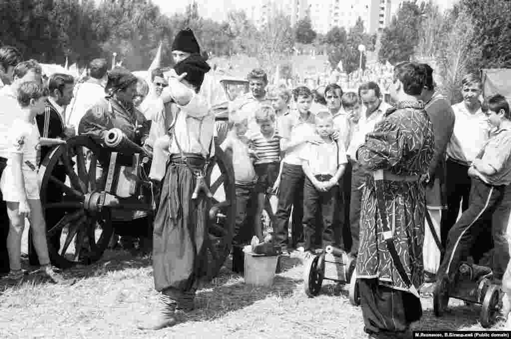 А на цій світлині вже досить потужна гармата. Допомогу в організації заходів надавали й військові, вони забезпечували наметами, збудували щитові туалети та кухню для годування приїжджих &nbsp;