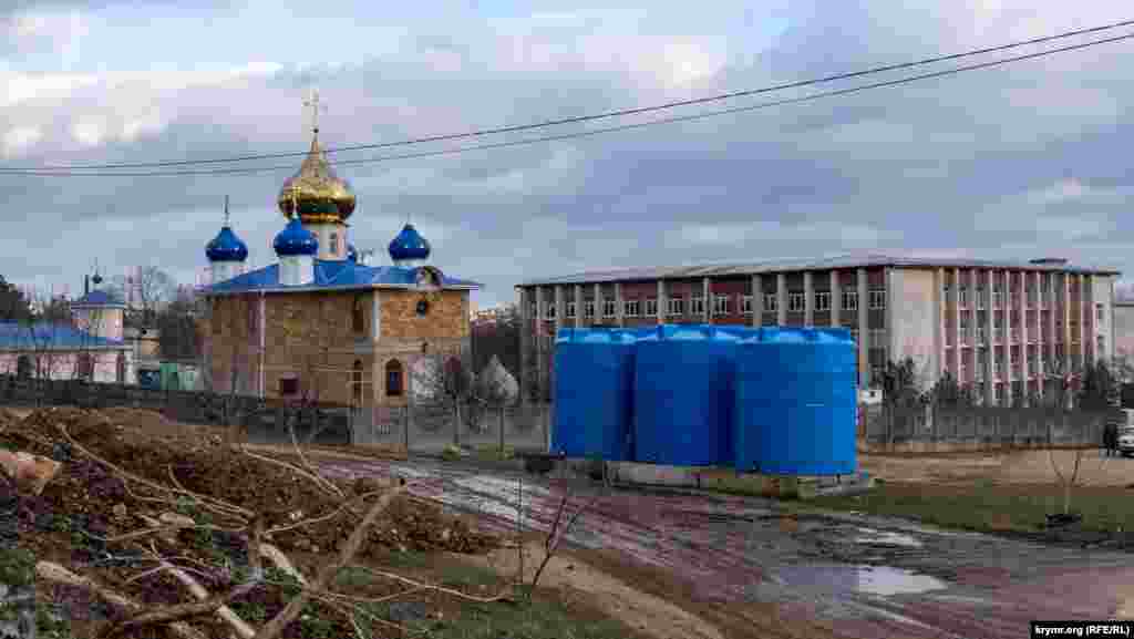 Храм Різдва Христового почали будувати біля місцевої середньої школи торік, а планують завершити будівництво в 2025 році. На воротах храму розміщено звернення до благодійників із проханням надати &laquo;матеріальну та посильну допомогу&raquo;