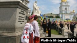 Вселенський патріарх Варфоломій І і президент України Віктор Ющенко (зліва направо на дальньому плані) під час покладання квітів до пам'ятника княгині Ользі, Святому Апостолу Андрію Первозванному та рівноапостольним Кирилу і Мефодію під час відзначення 1020-річчя Хрещення України-Руси. Київ, 25 липня 2008 року