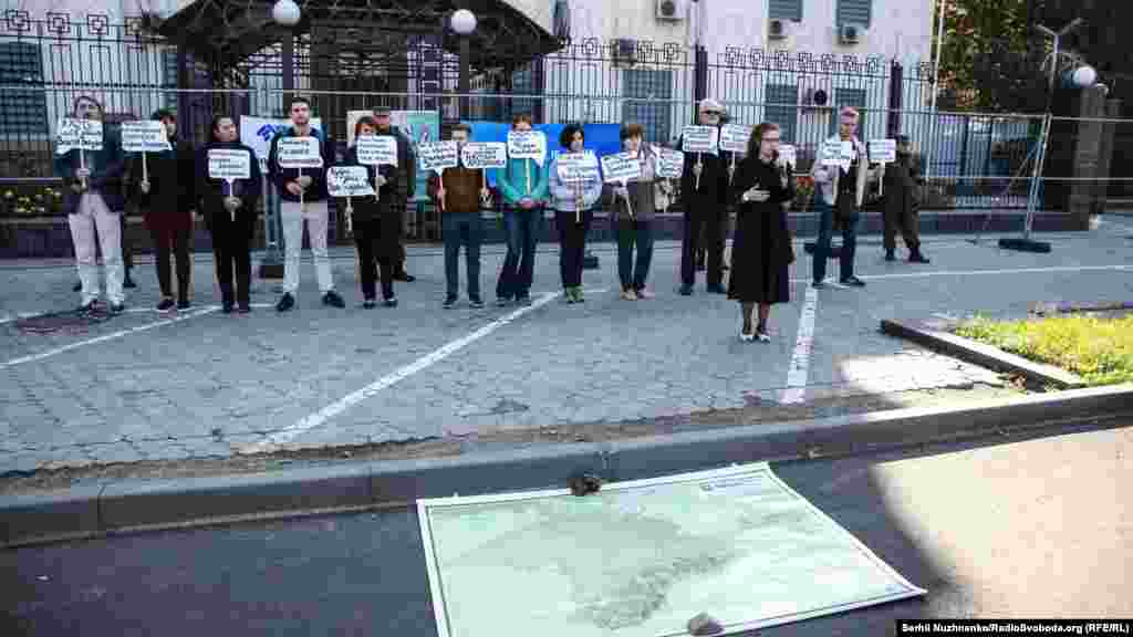 Вересень 2017 року. Активісти традиційно зібралися біля стін посольства Росії в Києві. Цього разу показали перформанс, де розповіли про почуття родичів викрадених і зниклих людей у Криму