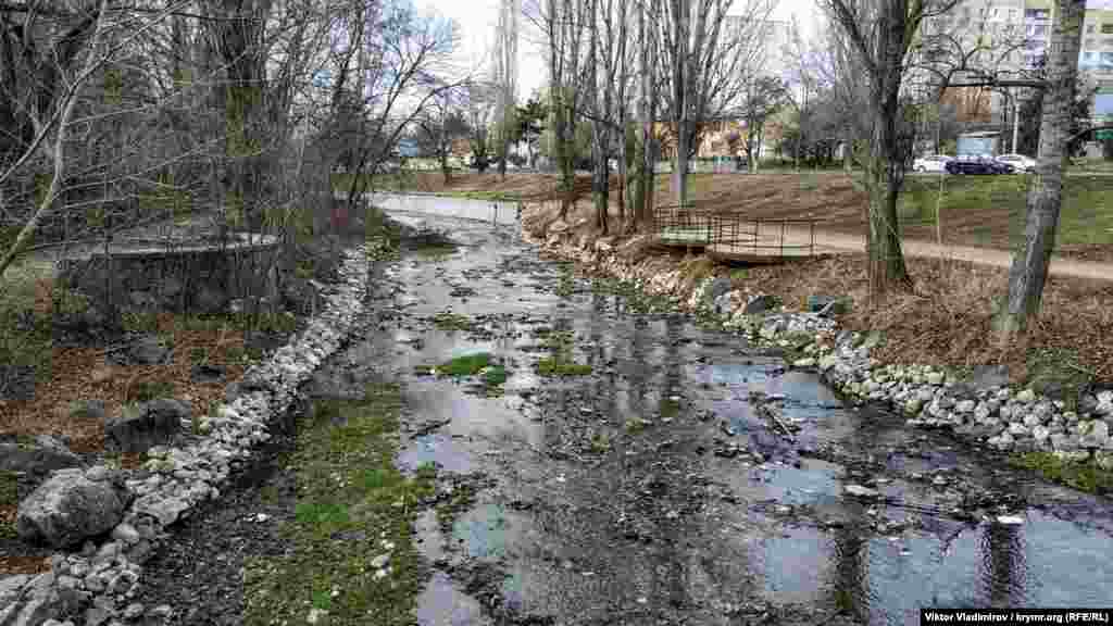 Уздовж парку тече Салгир. Води в річці в цей час року зовсім мало