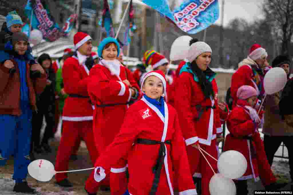 Жексенбі күні Аяз Аталар шеруіне қатысушылардың барлығының жүзінде күлкі болды.