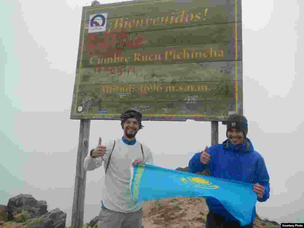 Қазақстандық Мағжан Сағымбаев (оң жақта) Эквадордағы Сumbre Rucu Pichincha шыңында тұр.