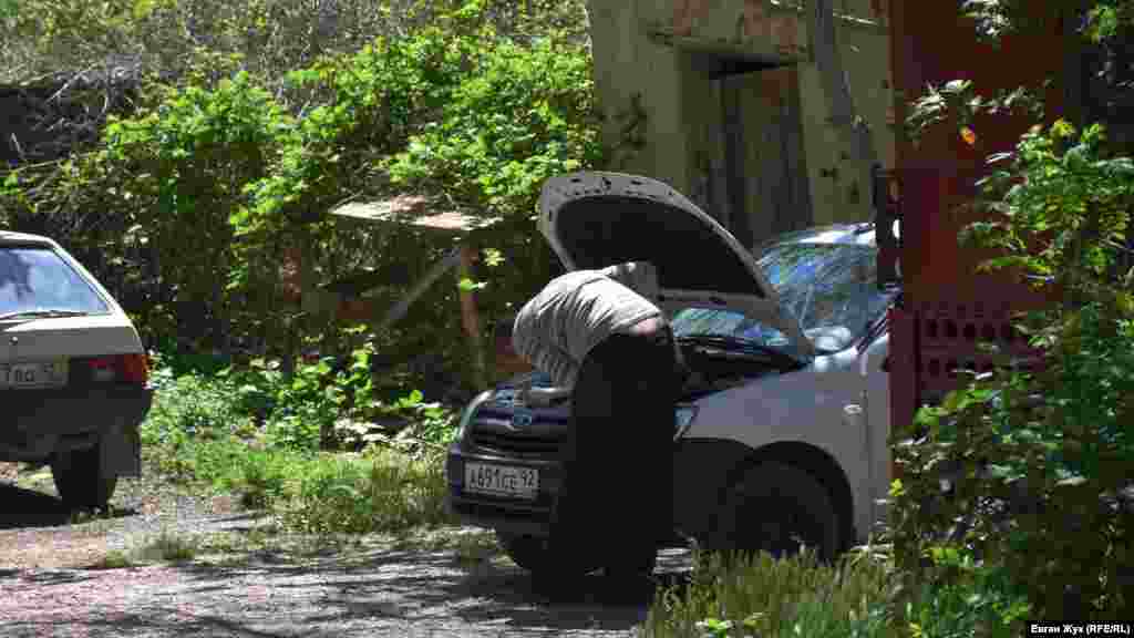 Житель Балаклави ремонтує автівку