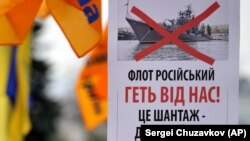 Під час акції протесту з вимогою денонсації Харківських угод. Київ, 27 квітня 2011 року