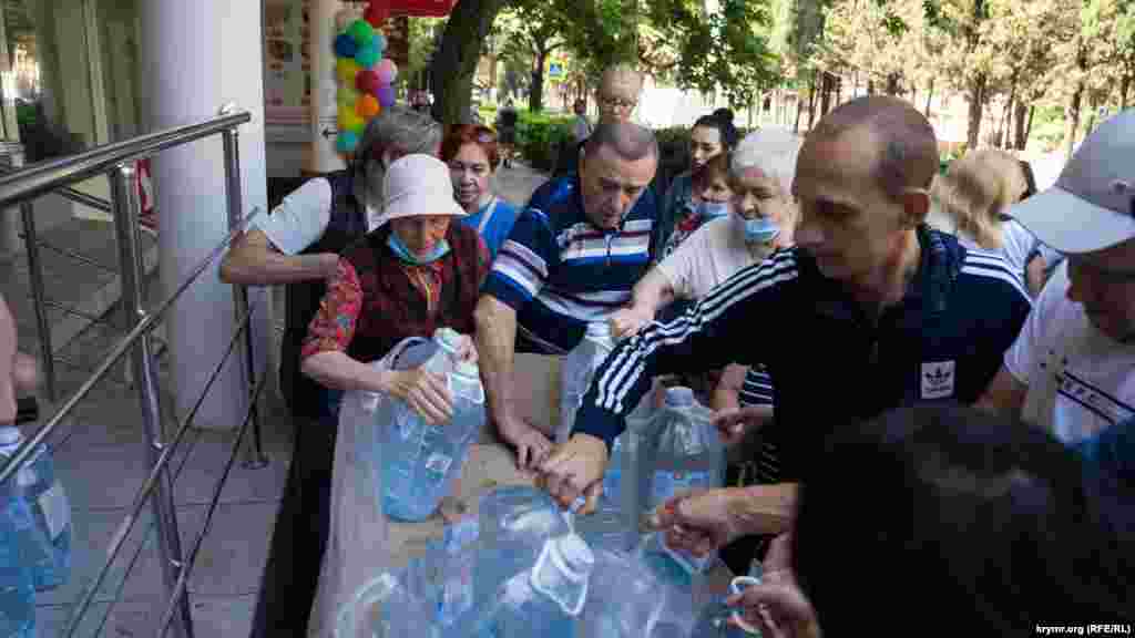 Організовано підвезення бутильованої води. Стабільна подача питної води до системи міста попередньо переноситься з вечора до півночі 19 червня