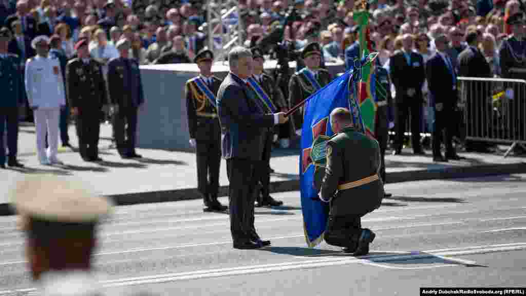 Президент, верховний головнокомандувач Збройних сил України Петро Порошенко присвоїв почесні найменування військовим частинам Збройних Сил України та Державної прикордонної служби та вручив бойові прапори