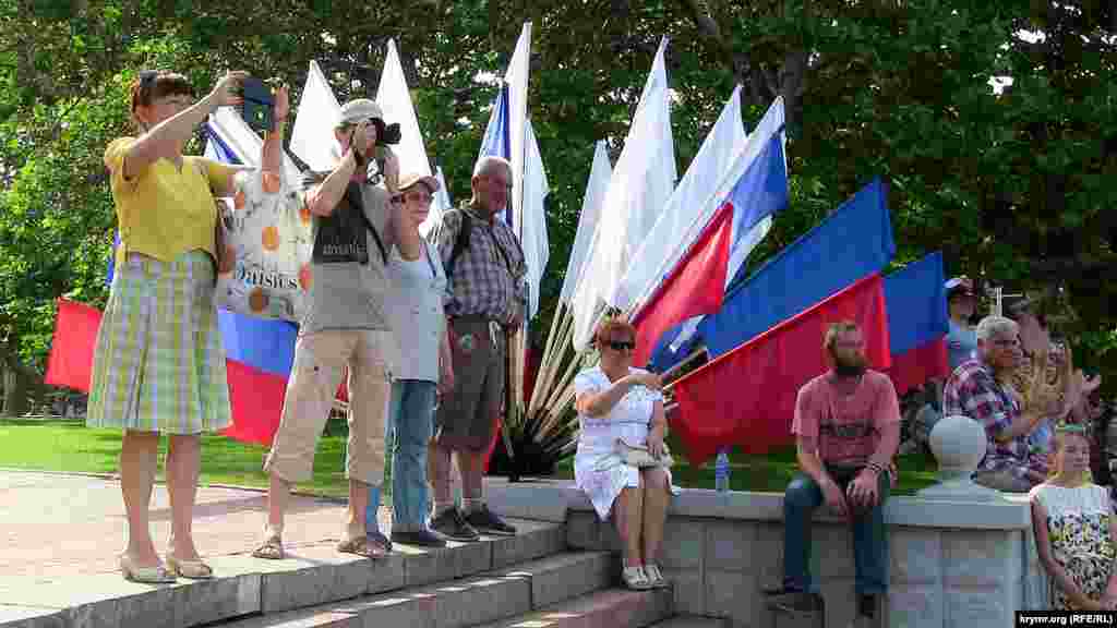 Частина глядачів розмістилася в тіні дерев