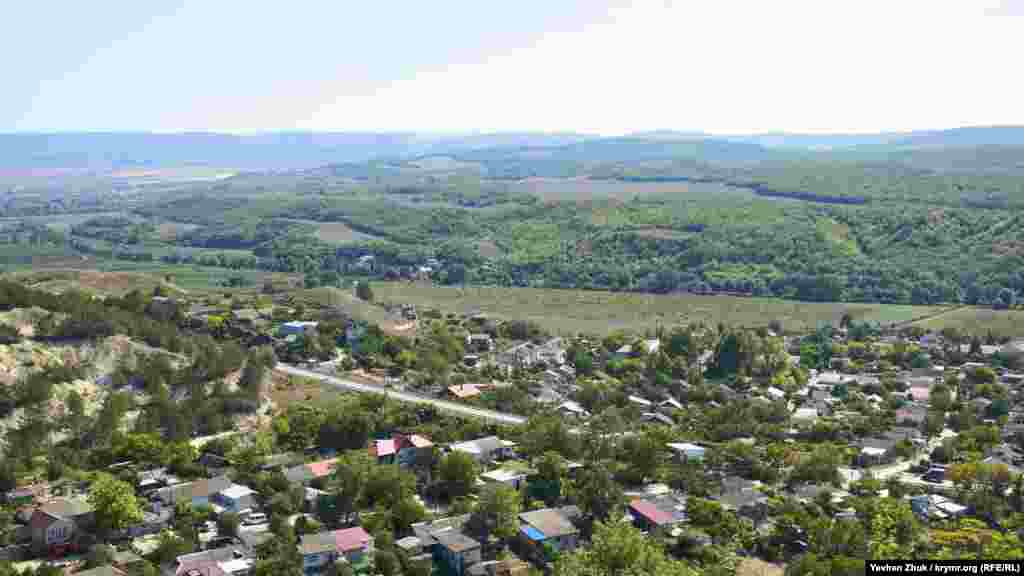 Краєвид на село Верхньосадове з плато Кара-Тау