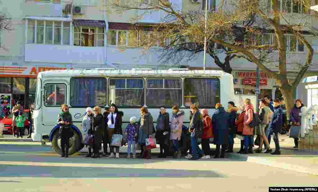 На площі Захарова утворилася черга людей,&nbsp;які чекали на автобус