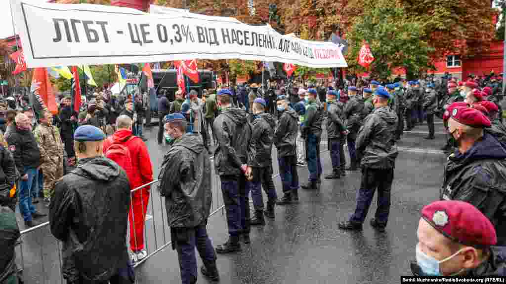 Одночасно з &laquo;Маршем рівності&raquo; в центрі Києва проходила альтернативна акція. Як повідомив кореспондент Радіо Свобода, на неї зібралися близько 200 осіб, прихильників &laquo;традиційних цінностей&raquo;, серед них &ndash; представники правих, праворадикальних організацій, релігійних організацій. Акції були розділені і відбувалися за&nbsp;посиленої охорони