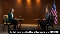 Державний секретар США Ентоні Блінкен (п) і журналістка Радіо Свобода Олена Ремовська, Київ, 6 травня 2021 року