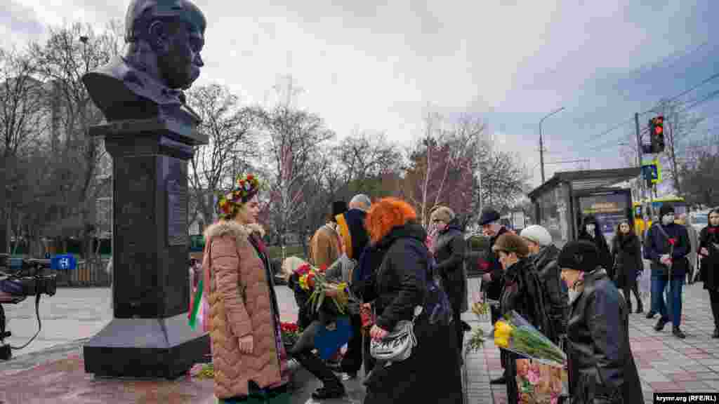 За словами кореспондента Крим.Реалії, вперше за роки анексії біля пам&#39;ятника Кобзарю не було видно нарядів російської поліції та &laquo;самооборони&raquo; під час проведення заходів