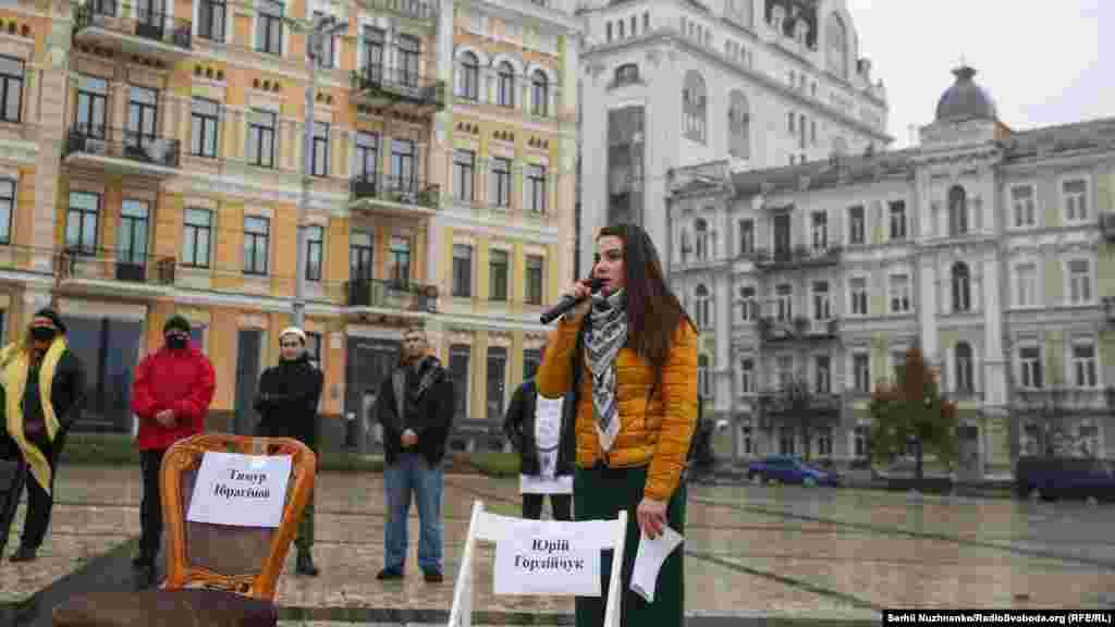 Акторка Антоніна Хижняк зачитала спогади звільненого із полону побратима Гордійчука Максима Горяїнова. &laquo;Прокидаюся. Камаз працює. Навкруги люди у формі. Нас вивели. Поклали на землю обличчям. Люди говорили з кавказьким акцентом. Били по голові. У декого знайшли чорно-червоний прапор. Кричали або говорили російською мовою. Я згадав молитви, які ніколи до цього не знав. Нас повезли в ізолятор. А за тиждень &ndash; до СІЗО. 30 жовтня 2019 року відбувся так званий суд над полоненими. Представники незаконних збройних формувань звинуватили Юрія у тероризмі заклику до повалення влади у &laquo;ДНР&raquo; і винесли вирок українському військовому &ndash; 17 років колонії. Зараз Юрій перебуває у Макіївській колонії №32. Українська сторона внесла його у списки (на обмін, &ndash; ред.), однак угруповання &laquo;ДНР&raquo; поки його не підтверджує&raquo;, &ndash; зачитала акторка театру та кіно Хижняк біля пустого стільця Юрія Гордійчука