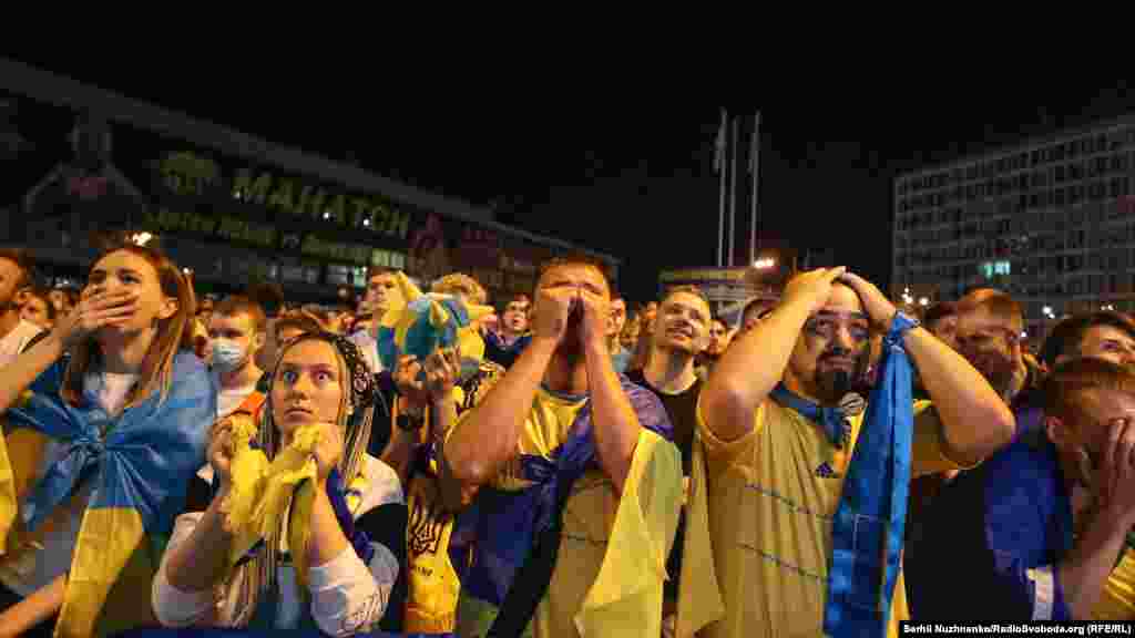 Розпач на очах вболівальників після пропущеного голу у ворота збірної України