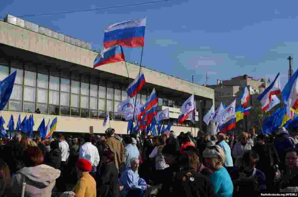 Учергове під час Євромайдану на центральну площу вийшли проросійські активісти. Акція відбувається навпроти Українського театру на площі Леніна. Після анексії театр перейменували на Музичний