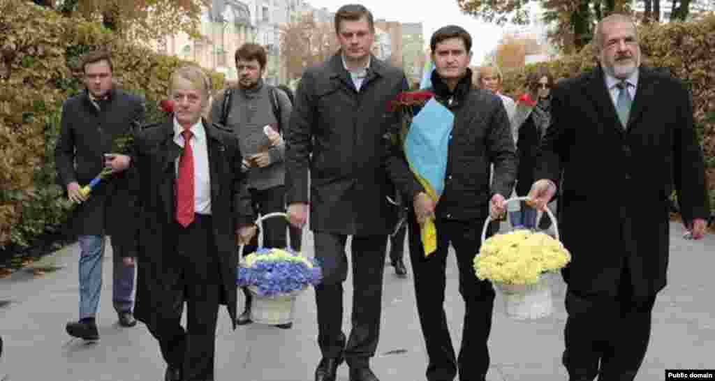 Лідер кримськотатарського народу Мустафа Джемілєв, член Національної ради з питань телебачення і радіомовлення України (на той час &ndash; радник міністра інформаційної політики України) Сергій Костинський, кримськотатарський актор і режисер Ахтем Сеітаблаєв і голова Меджлісу кримскотатаркого народу Рефат Чубаров покладають квіти до пам&#39;ятника кримськотатарському льотчику-випробувачу Амет-Хану Султану в 95-ту річницю його Дня народження. Парк Слави, Київ, 25 жовтня 2015 року