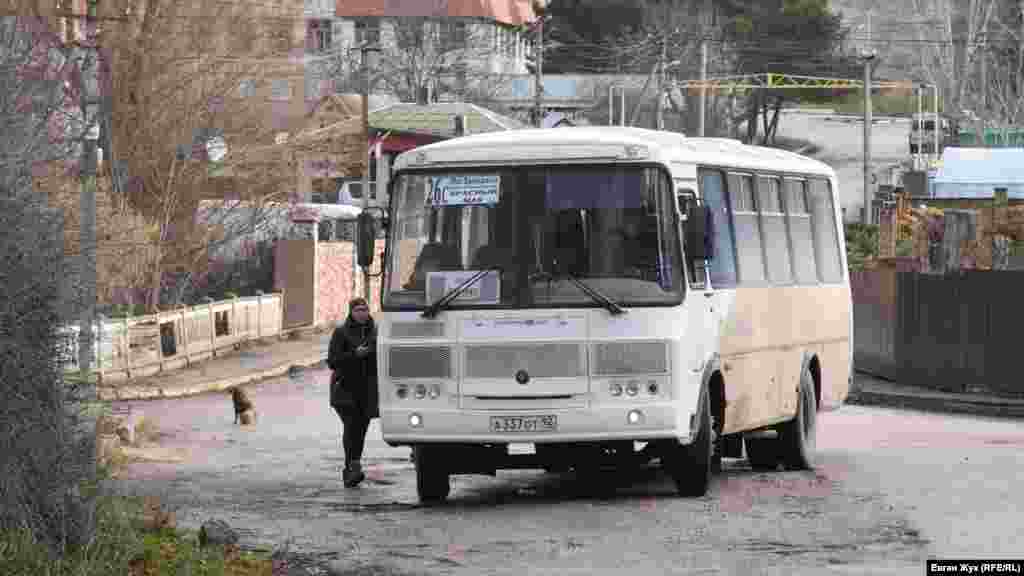 З Північної сторони Севастополя до села Красний Мак ходять автобуси маршрутів №26 та №45