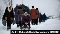 На КПВВ «Станиця Луганська» літніх людей та людей із обмеженими можливостями, які нездатні пересуватися самостійно, перевозять на тачках родичі або спеціально найнятий супровід