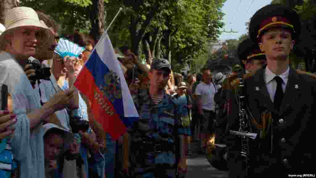 &nbsp;Вулицею Леніна пройшли з музикою кілька оркестрів Росгвардії