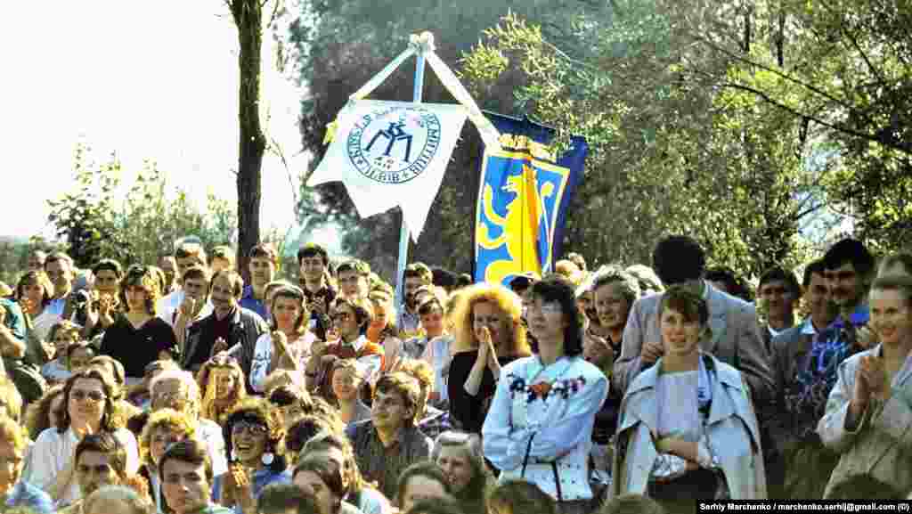 На одному із пісенних майданчиків неподалік від стадіону в Чернівцях, де проходив фестиваль.&nbsp;&laquo;Червона рута&raquo; була потужною культурною революцією, яка в очах і вухах тих, хто там був, знищила комплекс національної неповноцінності&raquo; &ndash; так оцінює цей фестиваль Кирило Стеценко, скрипаль і співорганізатор першого фестивалю &laquo;Червона рута&raquo;